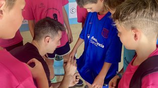 L'argentí i actual jugador del Barça Matías Pascual signant samarretes als jugadors