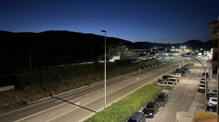 Sense enllumenat des de fa dies al tram més urbà de la N2. Image d'avui dimarts a les 22.19 h