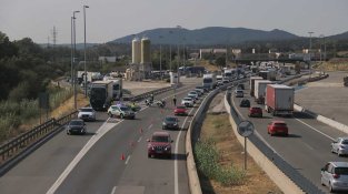 L'operació 'gàbia' per localitzar Puigdemont genera retencions a la Jonquera