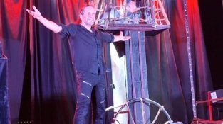 La Laura forma part de la companyia d'en Raul Black