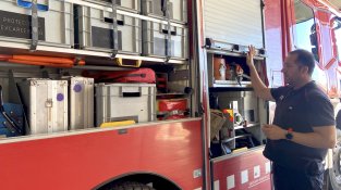 En Jordi, explicant que el camió està equipat per a professionals