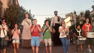 Els Grallers de l'Albera, acompanyant els Gegants, que enguany tampoc han sortit, l'any 2011