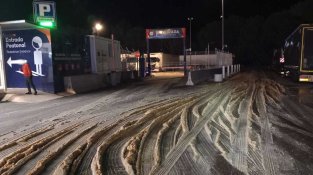 Un camió cisterna bolca i provoca un vessament de greix de porc