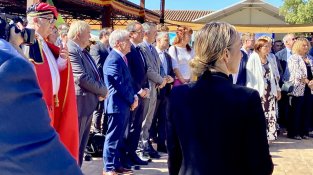 Un altre moment de la salutació a la bandera