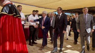 Escudero, Rull i Noguer saludant als assistents