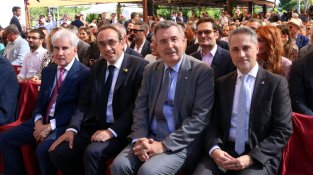 Primera fila de l'acte institucional, amb les autoritats més destacades