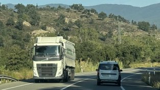 Camió articulat de gran tonatge circulant per la N2 entre la Jonquera i Figueres