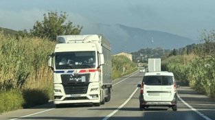 Camió articulat de gran tonatge circulant per la N2 entre la Jonquera i Figueres