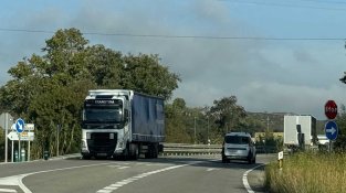 Camió articulat de gran tonatge circulant per la N2 entre la Jonquera i Figueres