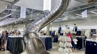 El tobogan interior del Lefties no passarà desaparcebut a ningú