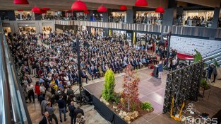 L'acte institucional es va fer a la plaça Louvre