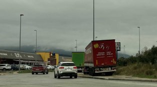 Camió acabat d'estacionar el dilluns 14 d'octubre en un lateral de la rotonda del Mas Morató