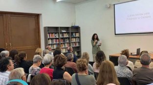 Estel Roca pronunciant una de les seves xerrades a Cantallops