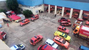 El campament base dels bombers catalans es va muntar al parc d'Alzira