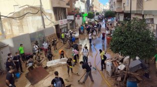 Voluntaris i bombers treballant als carrers d'Algemesí