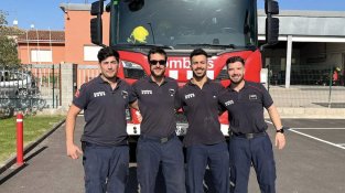 Els quatre bombers del parc de la Jonquera, just abans de sortir cap a València