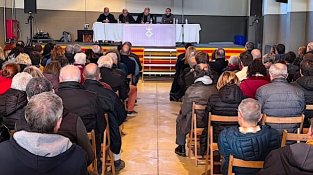 L'espai es va omplir de gom a gom