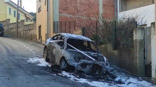Vehicle incendiat al carrer Migdia de la Jonquera. Imatges d'ahir dimarts pel matí.