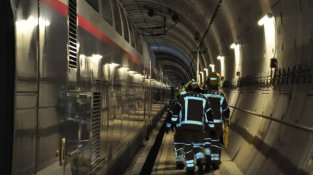Més de 200 efectius d'emergències participen en un simulacre d'accident de tren al túnel del Pertús