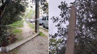 Un pal de llum caigut fa més d’una setmana continua a la vorera del carrer Pau Casals