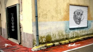 "El moment més interessant del món del tatuatge és el de connectar amb la pell, escoltar-ne la idea i la història per inspirar-me"