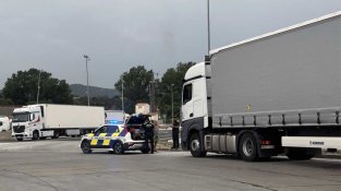 Policia local de la Jonquera actuant en una rotonda de la Jonquera