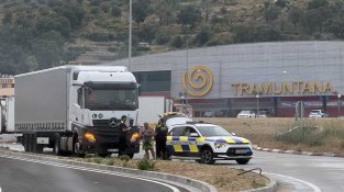 Policia local de la Jonquera actuant en una rotonda de la Jonquera