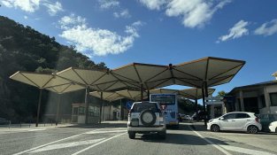 Entitats critiquen les vulneracions de drets i falta de recursos per a migrants a la frontera amb França