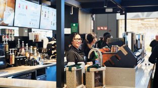 La inauguració ha generat 14 llocs de treball i ha tingut un detall amb els 100 primers clients