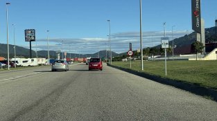 El tram de carretera amb el radar, continua sense cap tipus de senyalització dels carrils