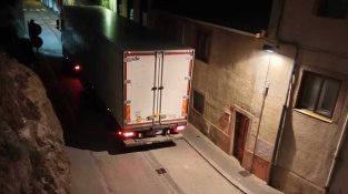 Un camió articulat queda encallat al centre urbà després d’intentar girar en un carrer estret