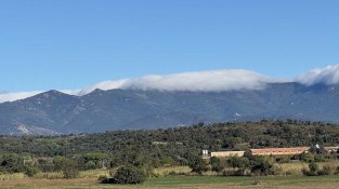 La Rufa de l’Albera: el núvol que cobreix el Puig Neulós, des de Sant Climent Sescebes