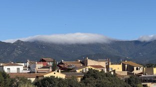 La Rufa de l’Albera: el núvol que cobreix el Puig Neulós des de Capmany