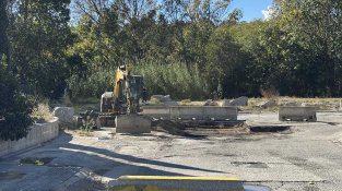 Obres de reparació al carrer Canigó del polígon Vilella de la Jonquera
