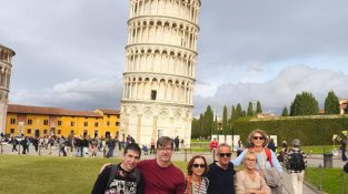 Exalumnes de la promoció del 69 reprenen el viatge anual amb una escapada a Florència i Pisa.