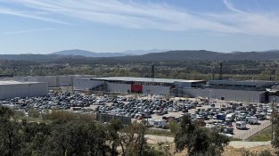 Aparcaments plens a l'avinguda Països Catalans de la Jonquera