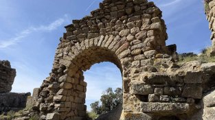 Porta del recinte interior del castell de Rocabrtí
