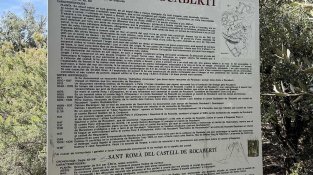 Rètol informatiu del castell de Rocabertí al peu del mateix castell