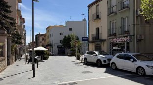 Plaça Arias Comellas i carrer Major de la Jonquera en una imatge recent