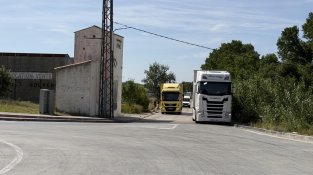 Camions estacionats al carrer Canigó dificulten la circulació a d'altres vehicles pesants