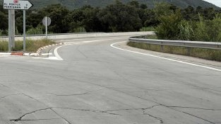 El deteriorament del ferm s’estén a noves rotondes de la N-II a la Jonquera. A la imatge, rotonda 6 o Duana Nord