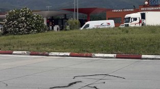 El deteriorament del ferm s’estén a noves rotondes de la N-II a la Jonquera. A la imatge, rotonda 1 o de Mas Morató
