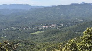 Panoràmica sobre Maçanet de Cabrenys arribant al coll de la Biga