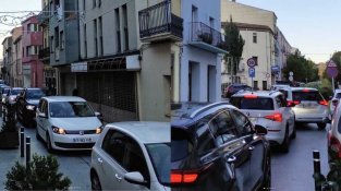 Cua de vehicles al carrer Major de la Jonquera el novembre de 2024