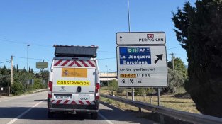 Vehicle de conservació i manteniment a la carretera Nacional en direcció a la Jonquera