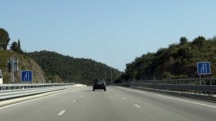 L'AP-7 al seu pas per la zona nord del casc urbà de la Jonquera