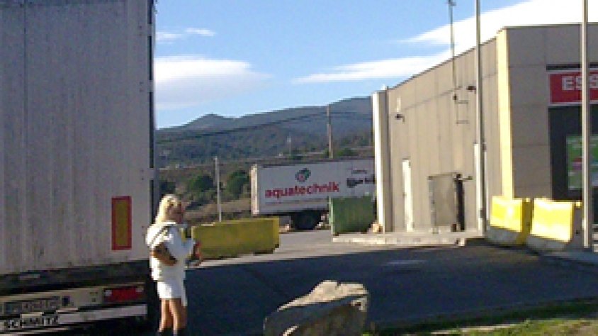 Segons l'estudi hi ha quinze o vint locals, clubs i hotels, que donen feina a unes 300 prostitutes