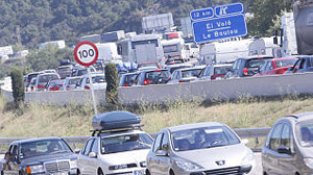 Manifestació i tall de comunicacions a la Jonquera en una imatge d'arxiu.