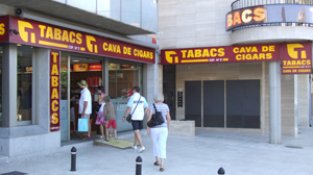 Els estancs d'Occitània miren amb resignació cap a la Jonquera i el Portús. Imatge d'arxiu.