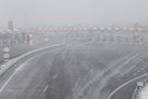 Carretera neta, camions a banda i banda i zones de la població sense enllumenat públic